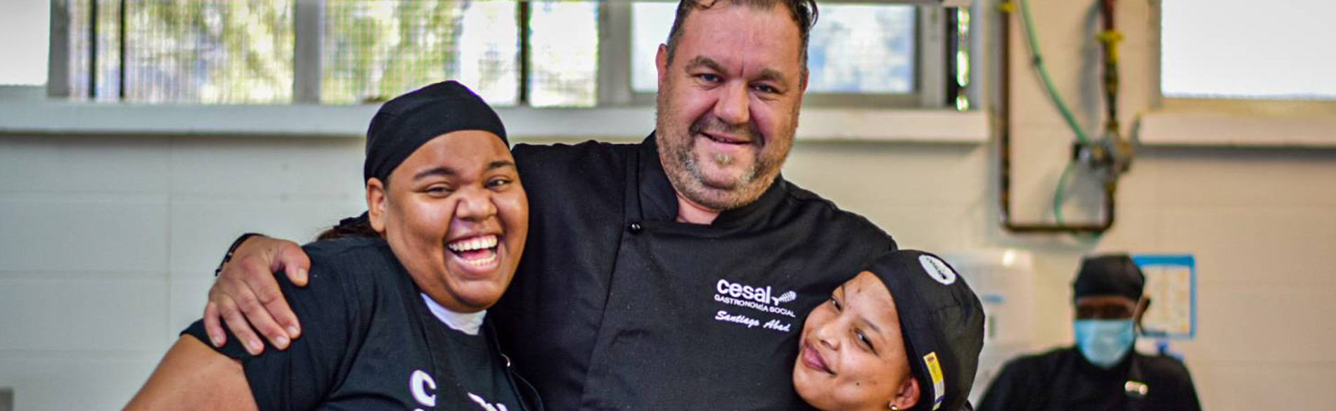 cocinero con alumnas